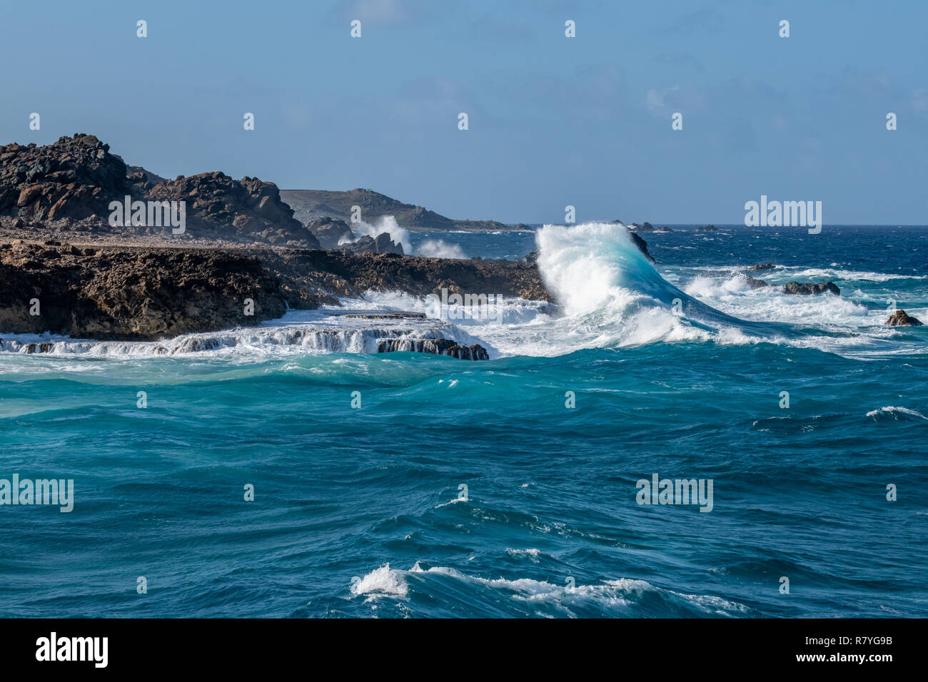 Parco Nazionale di Arikok - le onde si infrangono in un dirupo - acquamarina e onde azzurre in crash rocce sulla costa di Aruba - Dos playa beach Foto Stock