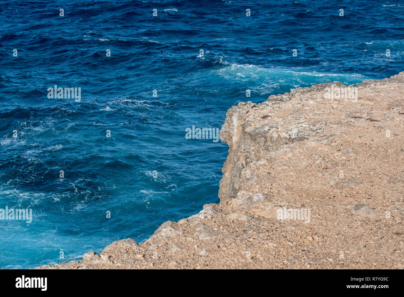 Mar dei Caraibi acque blu e cliff vicino a Playa Dos nel Parco Nazionale di Arikok Aruba Foto Stock