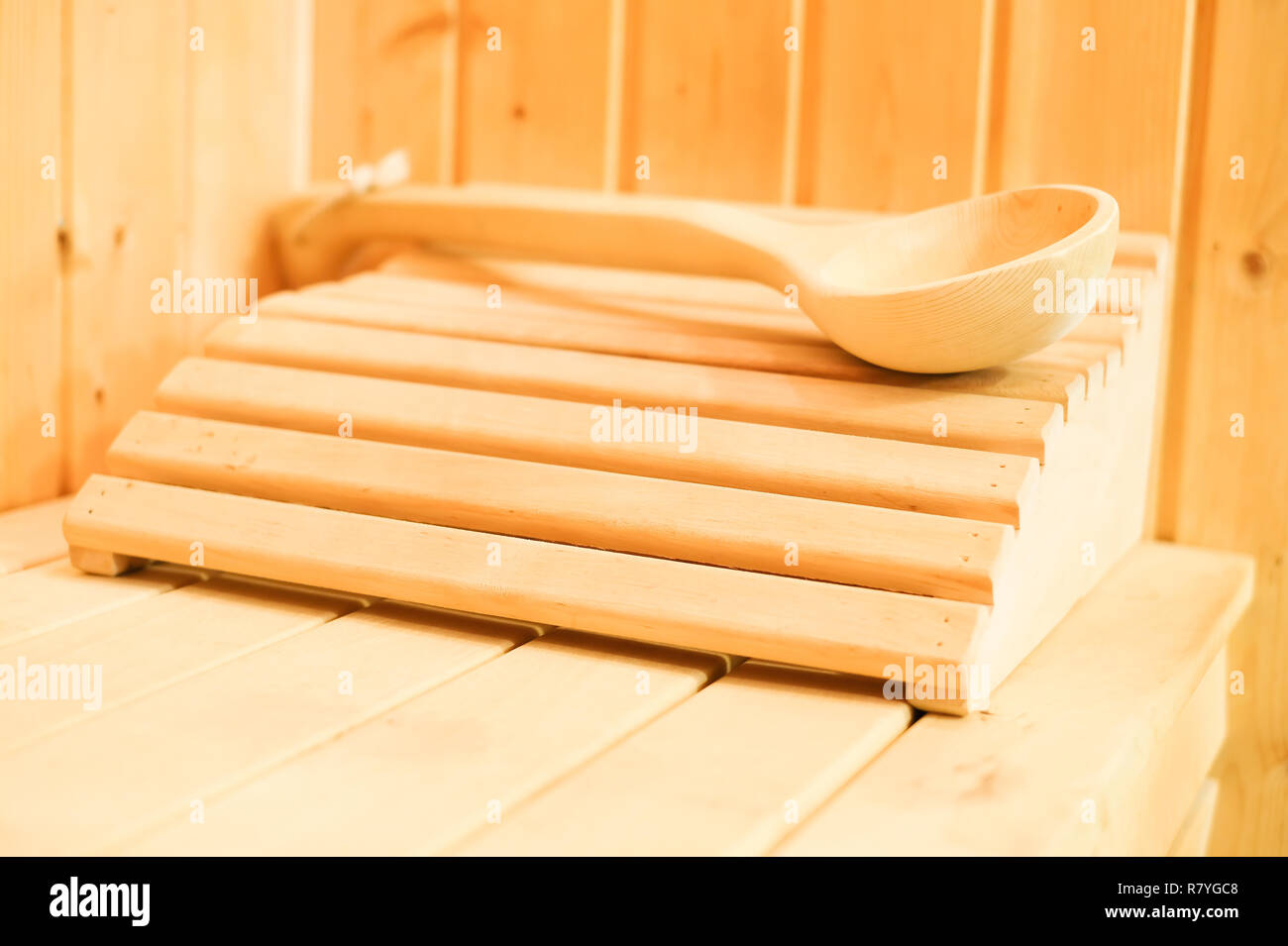 Interno del tradizionale e classica sauna finlandese in legno massiccio con poggiatesta e accessori Foto Stock