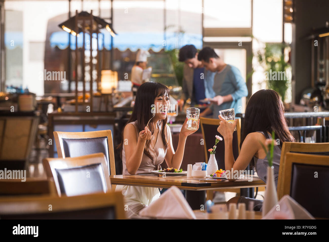 Giovani amiche a cena in un ristorante Foto Stock