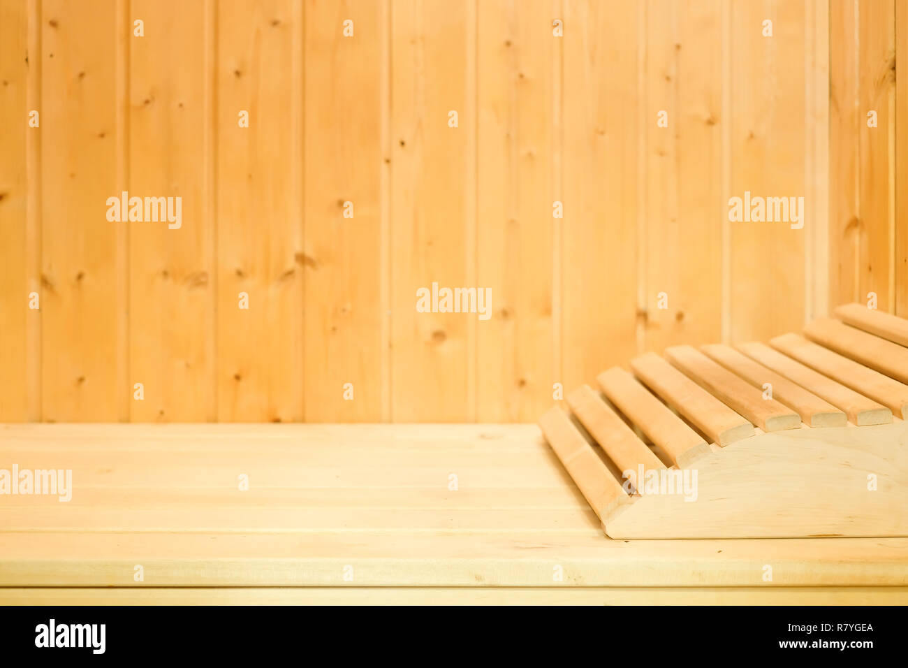 Interno del tradizionale e classica sauna finlandese in legno massiccio con poggiatesta. Il riposo e il relax nella spa per mantenere caldo il freddo inverno Foto Stock