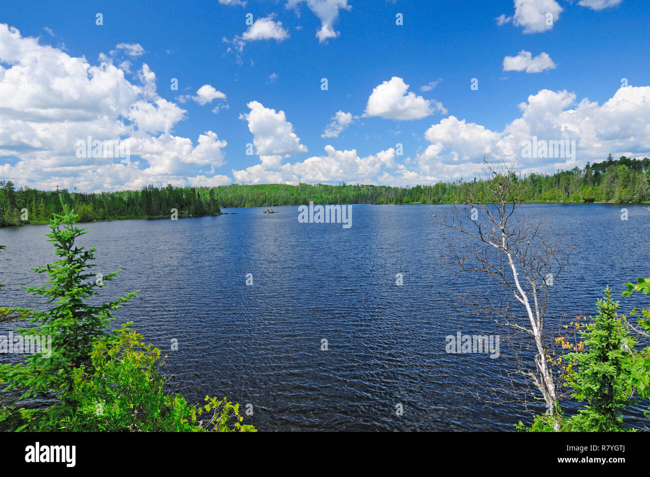 Il cielo blu e blu acqua nel paese di canoa Foto Stock
