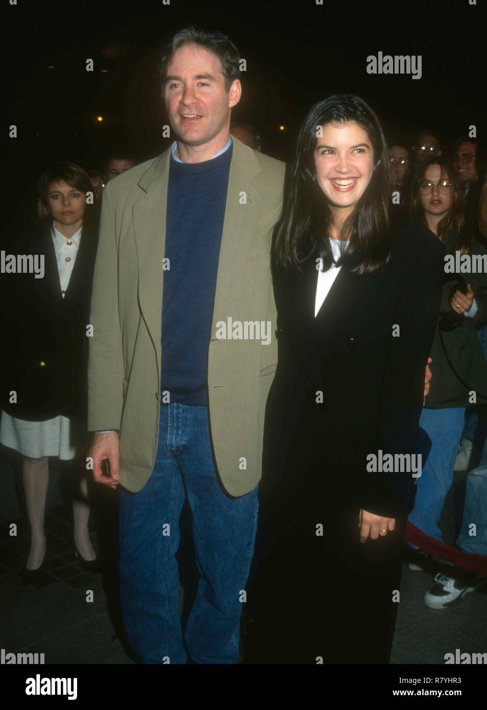 BURBANK, CA - 1 aprile: attrice Phoebe Cates e attore Kevin Kline  frequentare il "Organismi, resto & Motion' Burbank Premiere il 1 aprile  1993 a AMC Burbank 14 di Burbank, in California.