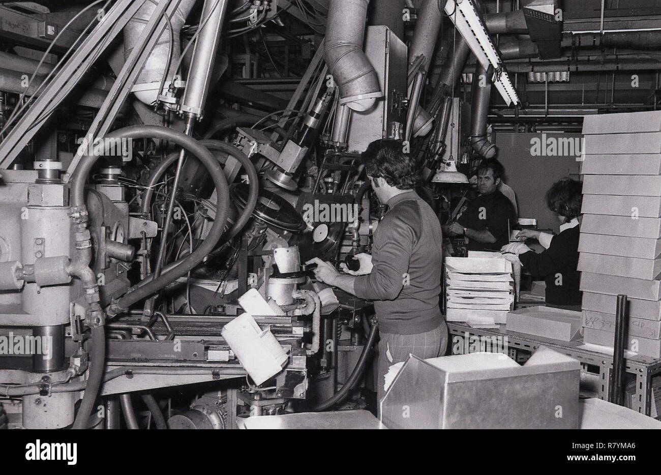 Anni Settanta, storico dei lavoratori in un impianto di fabbricazione premendo dischi in vinile, STATI UNITI D'AMERICA. Foto Stock
