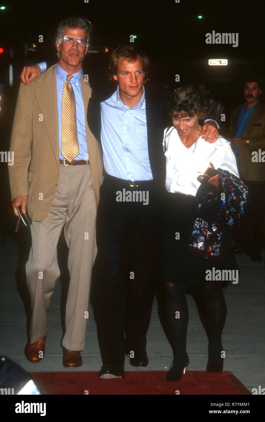 BEVERLY HILLS, CA - Aprile 6: Attore Ted Danson e attore Woody Harrelson frequentare la 'proposta indecente' Premiere il 6 aprile 1993 presso il Samuel Goldwyn Theater di Beverly Hills, la California. Foto di Barry re/Alamy Stock Photo Foto Stock