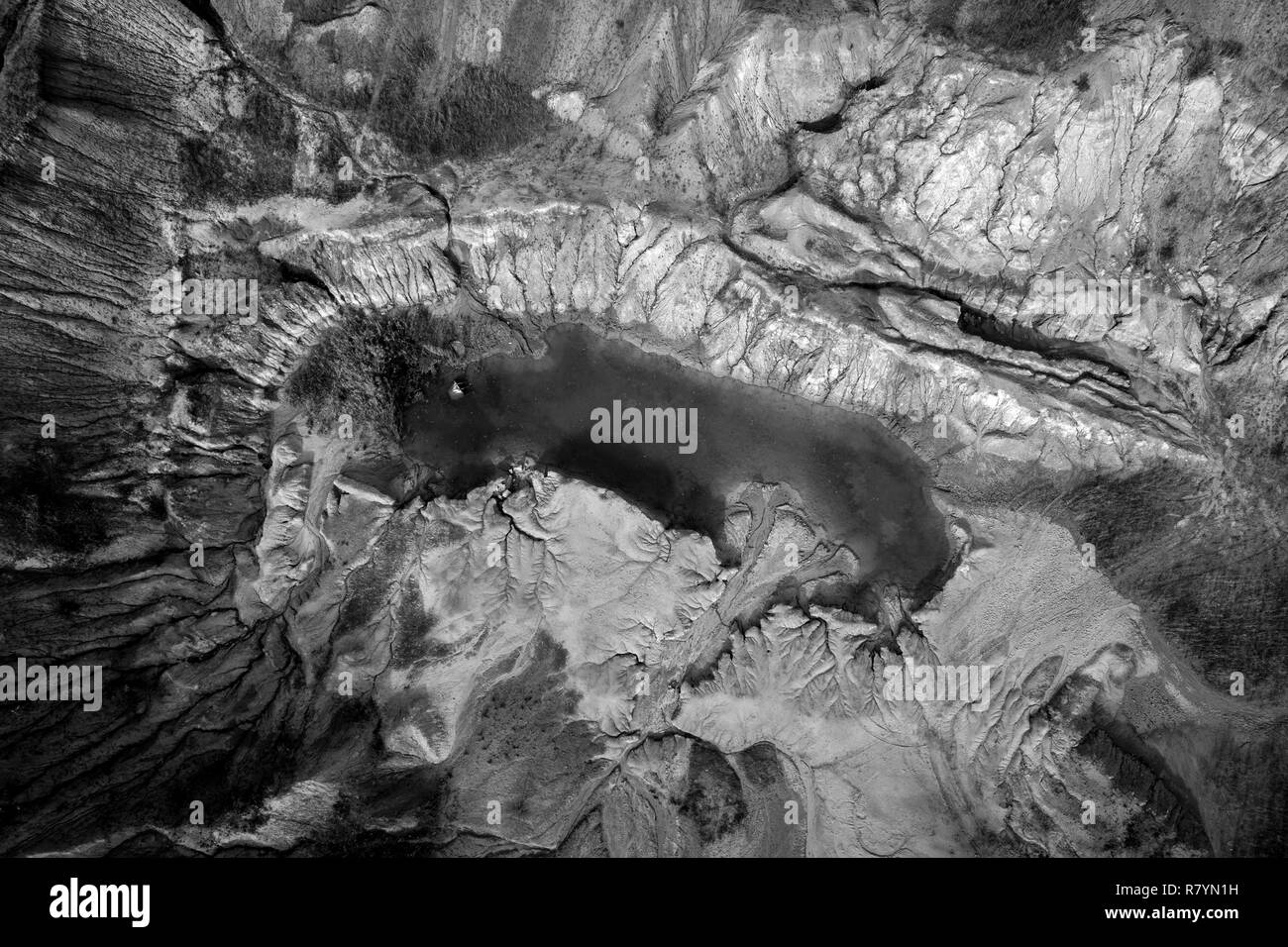 Immagine in bianco e nero di abbandono di sfruttamento industriale, miniera a cielo aperto. Antenna fuco view Foto Stock