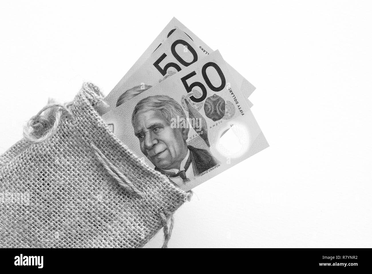 Australian cinquanta dollari di note in una borsa marrone. Foto Stock