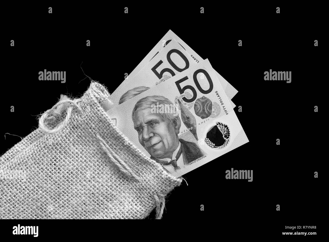 Australian cinquanta dollari di note in una borsa marrone. Foto Stock