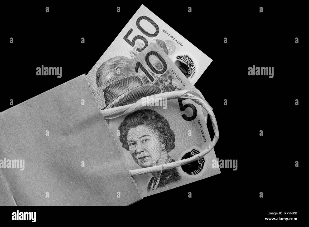 Australian cinquanta dollari di note in una borsa marrone in bianco e nero. Foto Stock