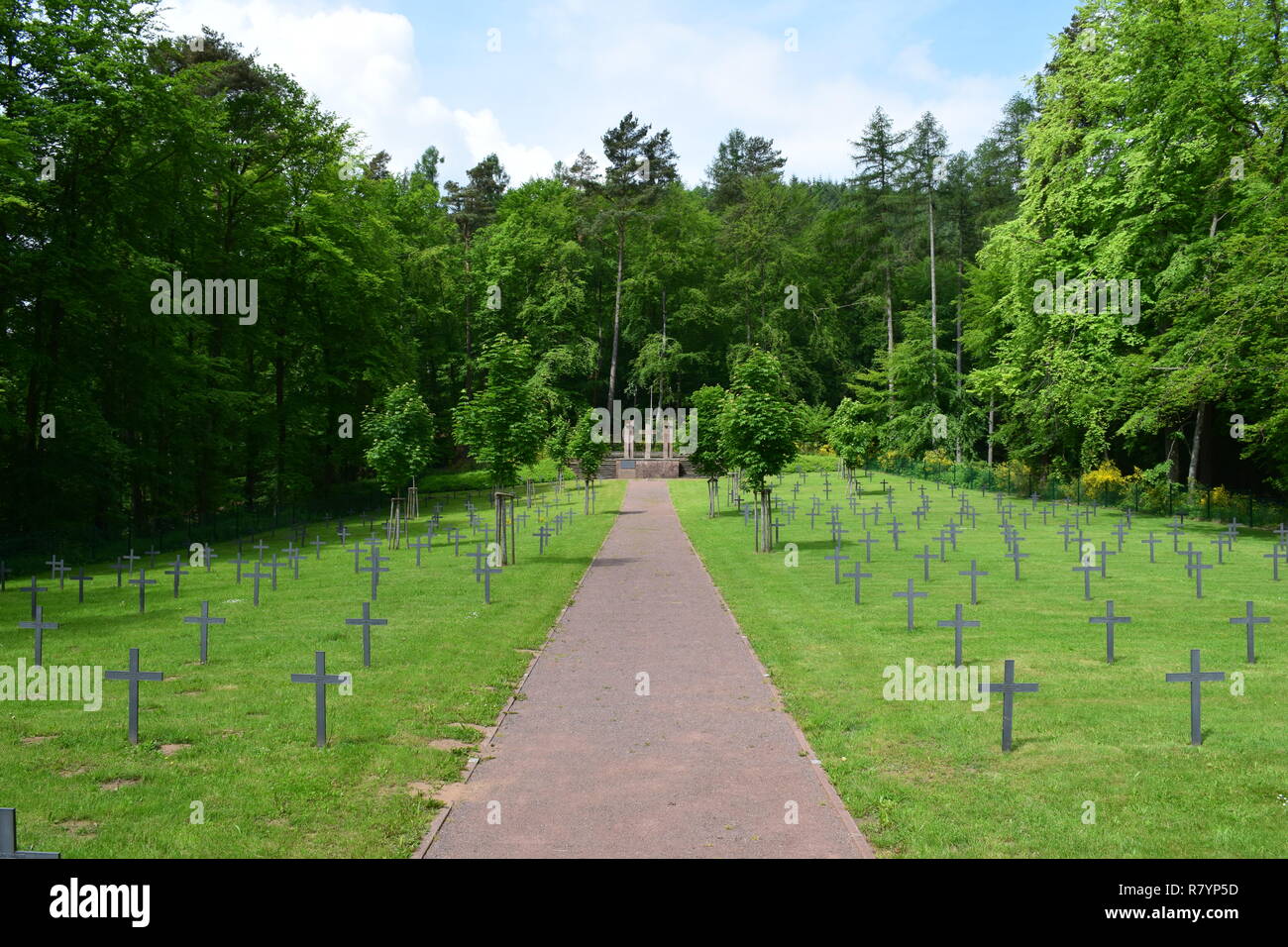 Una calda giornata estiva in un 2ww Ehrenfriedhof in Reimsbach è un cimitero militare, situato ai piedi della montagna del Hunsrück alta foresta in campagna Foto Stock