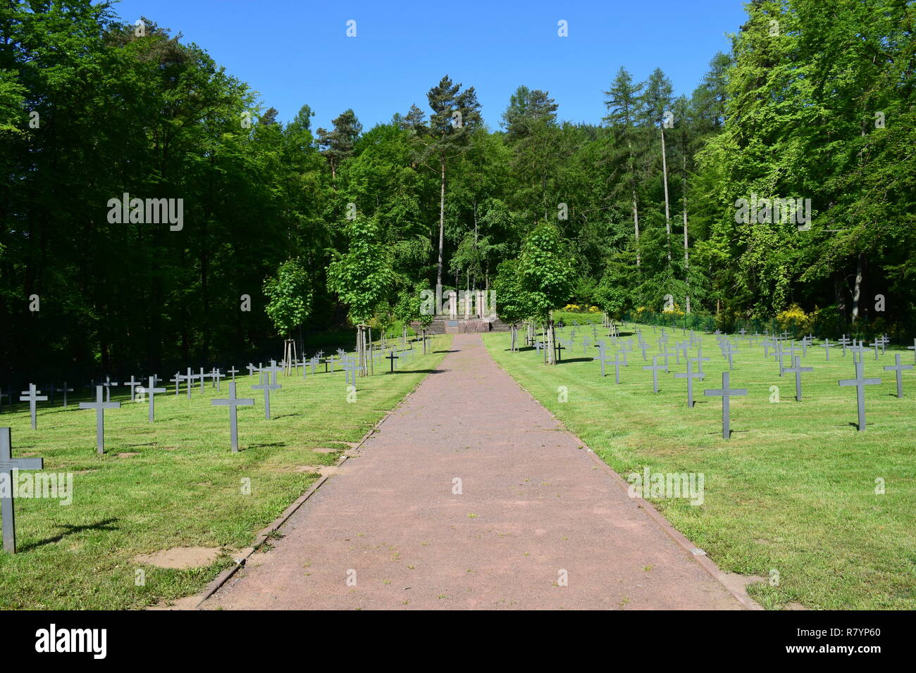 Una calda giornata estiva in un 2ww Ehrenfriedhof in Reimsbach è un cimitero militare, situato ai piedi della montagna del Hunsrück alta foresta in campagna Foto Stock