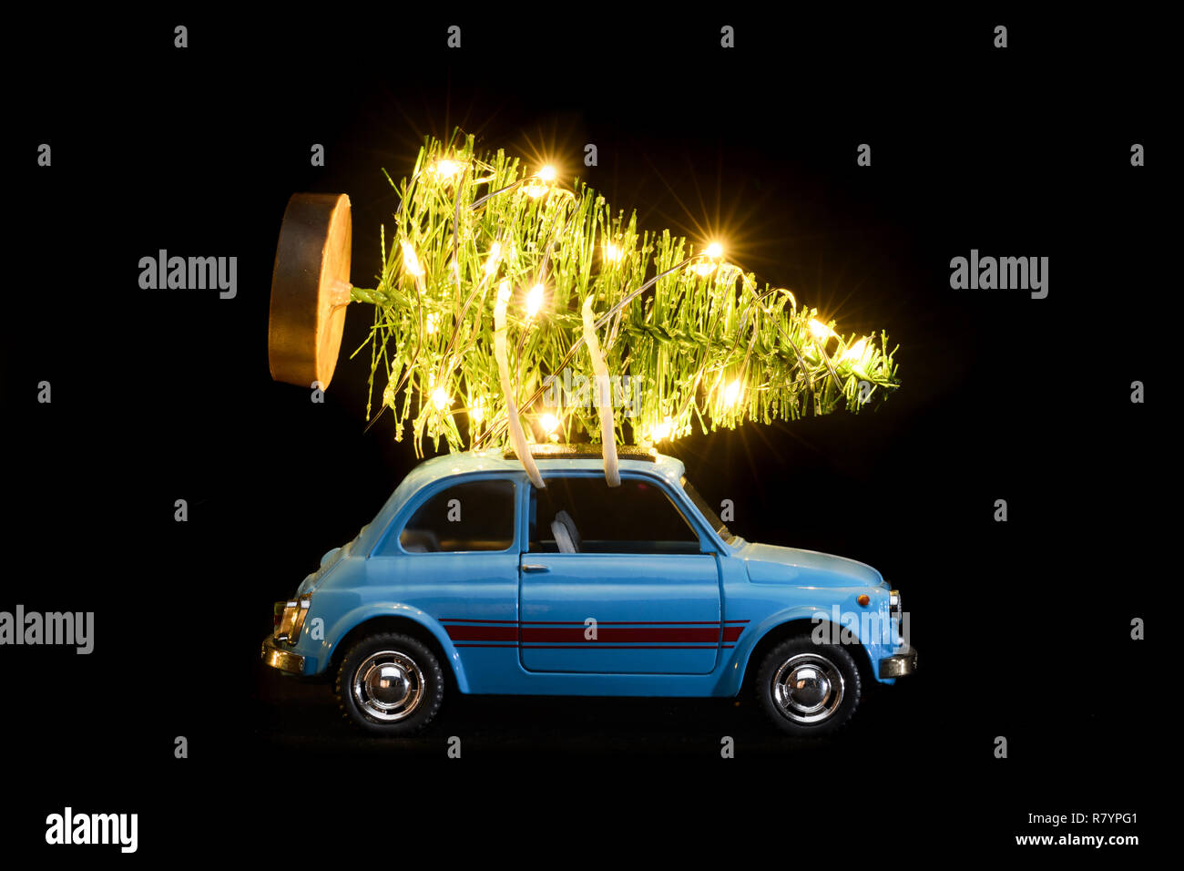 Auto offrendo il Natale o il Nuovo Anno Albero Foto Stock