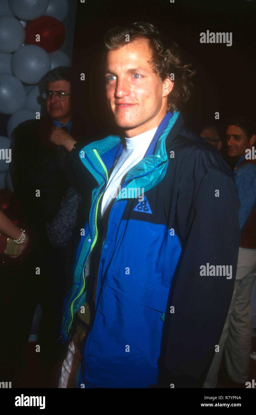 SANTA MONICA, CA - Aprile 8: Attore Woody Harrelson assiste evento su 8 Aprile 1993 presso il Museo del Volo a Santa Monica, California. Foto di Barry re/Alamy Stock Photo Foto Stock