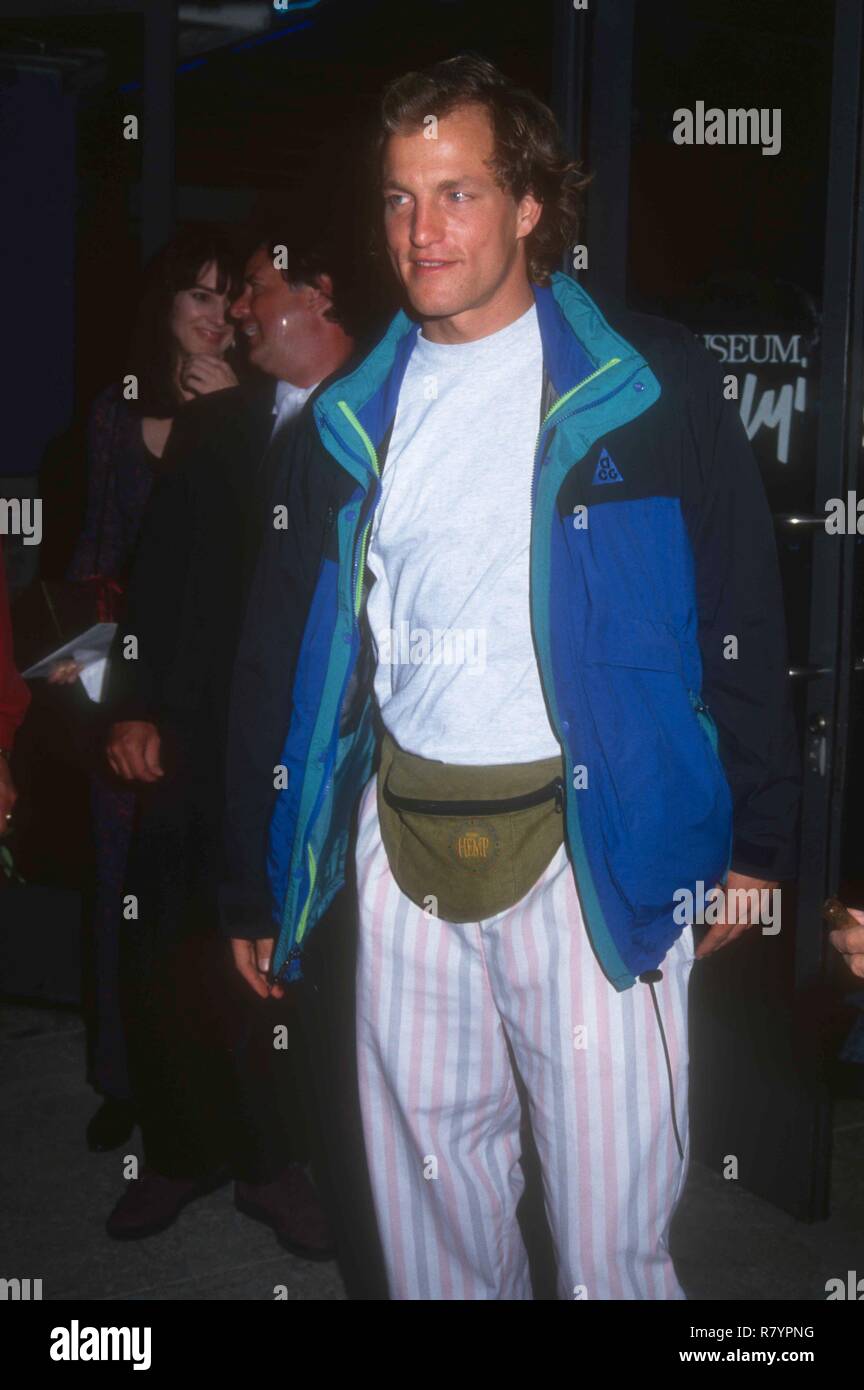 SANTA MONICA, CA - Aprile 8: Attore Woody Harrelson assiste evento su 8 Aprile 1993 presso il Museo del Volo a Santa Monica, California. Foto di Barry re/Alamy Stock Photo Foto Stock