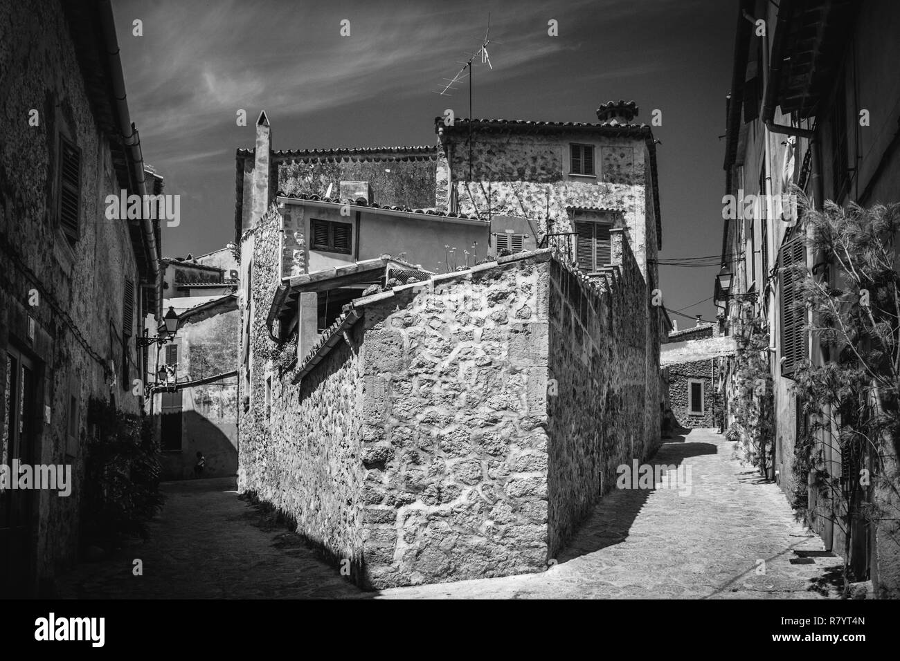Valldemossa, Maiorca, isole Baleari, Spagna - Luglio 21, 2013: Vista di strette strade di Valldemossa Foto Stock