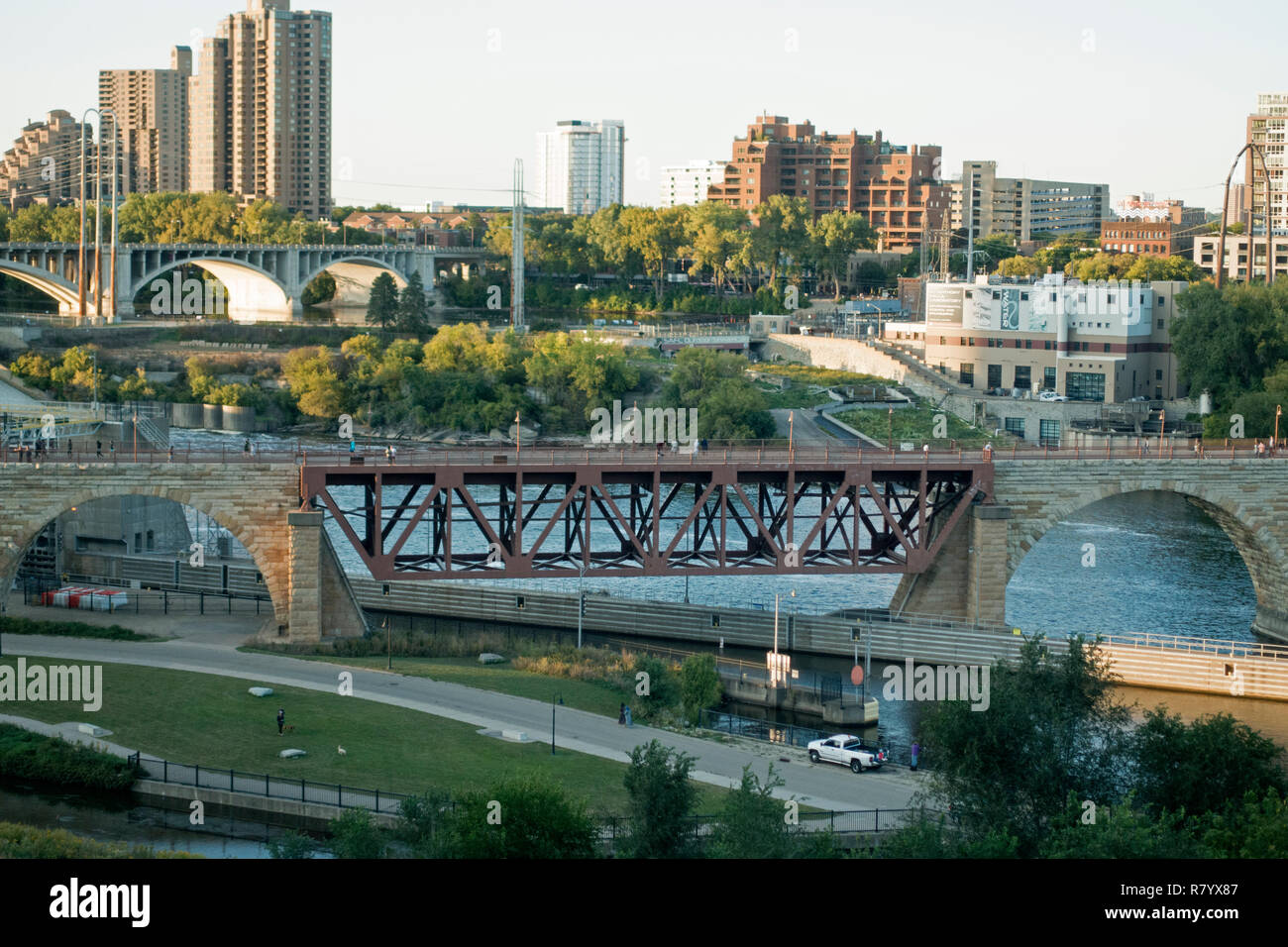 West end storico in pietra il ponte di Arco e la terza Avenue ponte dietro oltre il Fiume Mississippi visto dalla Guthrie Theater. Minneapolis Minnesota MN USA Foto Stock