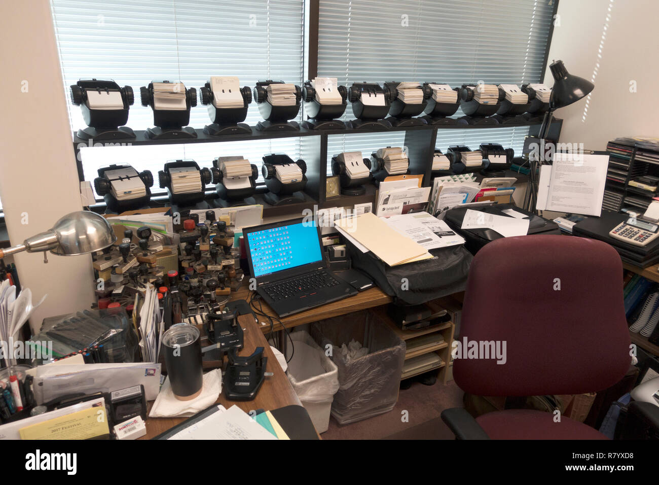 Old fashion studio di avvocati con rolodexes, timbri in gomma e il computer. St Paul Minnesota MN USA Foto Stock