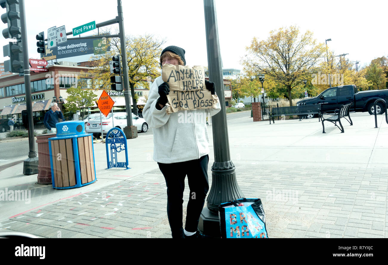 La donna a mendicare per strada tenendo un cartello che diceva "Tutto ciò aiuta Grazie Dio benedica". St Paul Minnesota MN USA Foto Stock