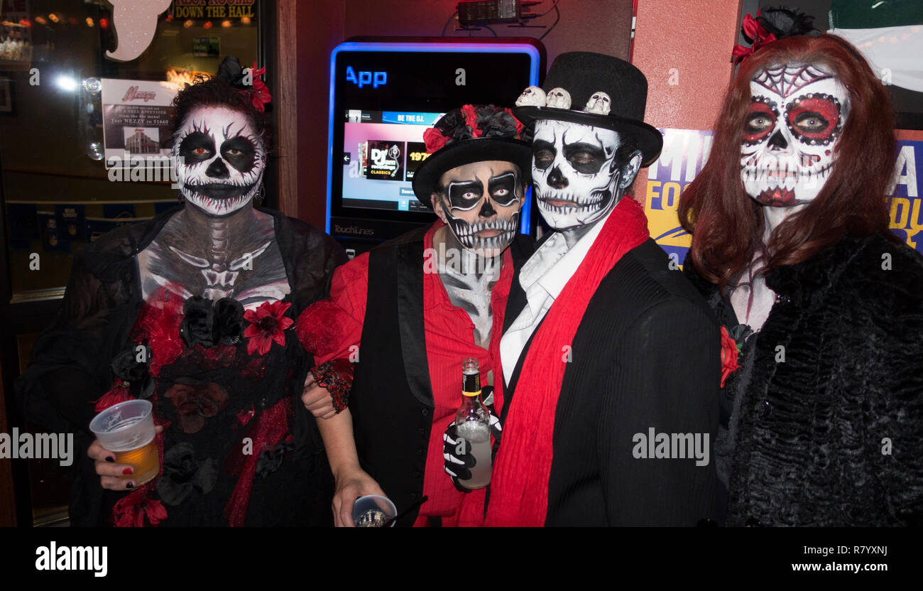 Due coppie celebrare Halloween con 'Day dei morti' 'Dia de los Muertos' ghoulish viso make up e costumi. Cumberland Wisconsin WI STATI UNITI D'AMERICA Foto Stock