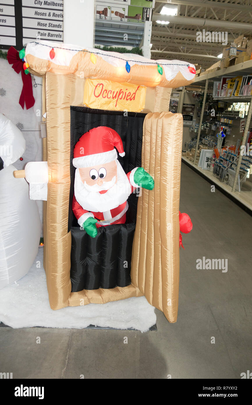 Babbo Natale che spuntavano di Blow up dipendenza a Menards - vacanza umorismo. St Paul Minnesota MN USA Foto Stock