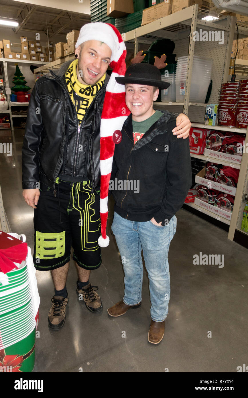 Due jolly Christmas Shopper indossando il bianco e il rosso spogliato calza hat e un business hat a Menards. St Paul Minnesota MN USA Foto Stock