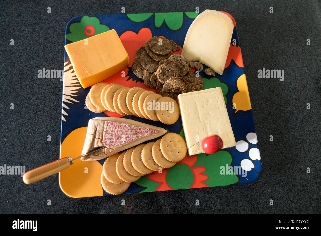 Colorato snack vassoio contenente formaggio e cracker. St Paul Minnesota MN USA Foto Stock
