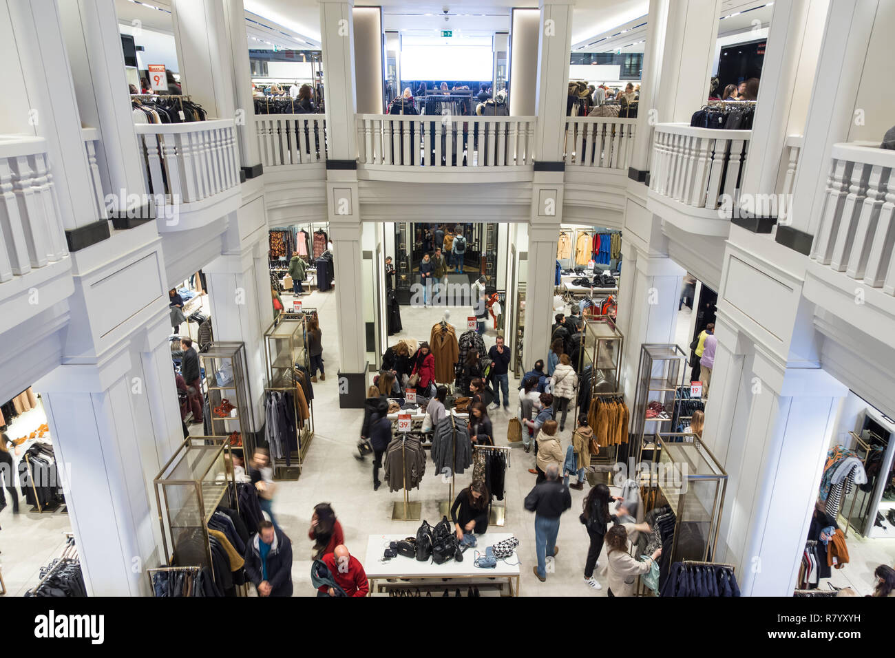 Interno di Zara store sulla Gran Via, la strada dello shopping di Madrid,  Spagna Foto stock - Alamy