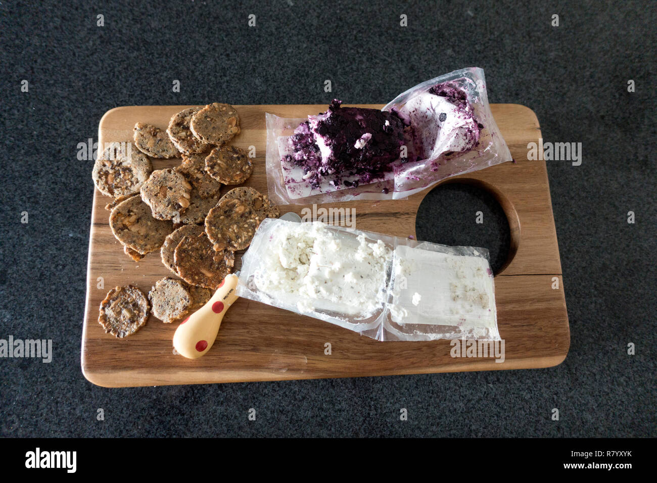 Vassoio di legno la visualizzazione di formaggi di capra e cracker. St Paul Minnesota MN USA Foto Stock