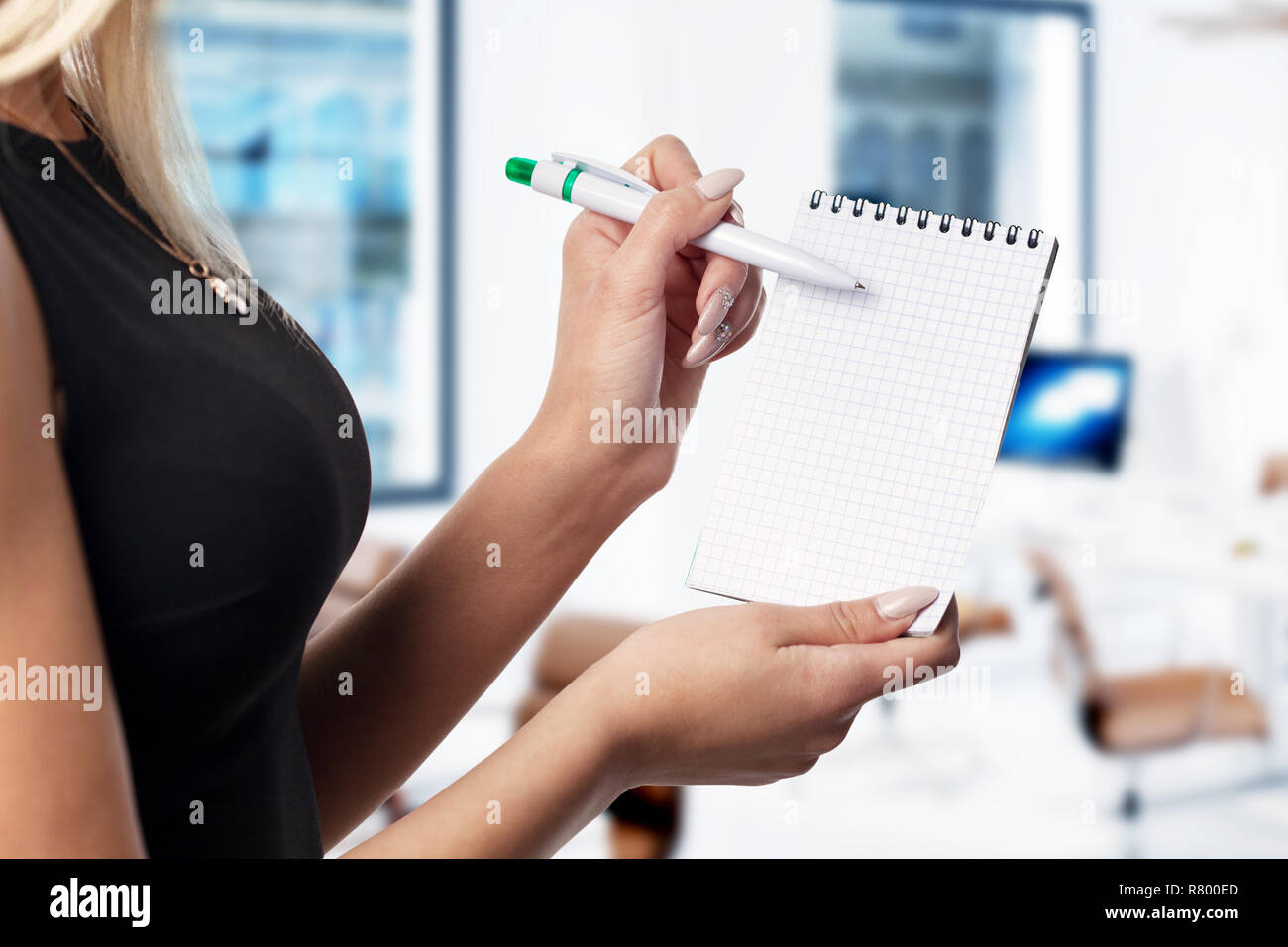 Business, tecnologia Internet e networking concetto. Giovane imprenditore di successo nel processo di lavoro Foto Stock