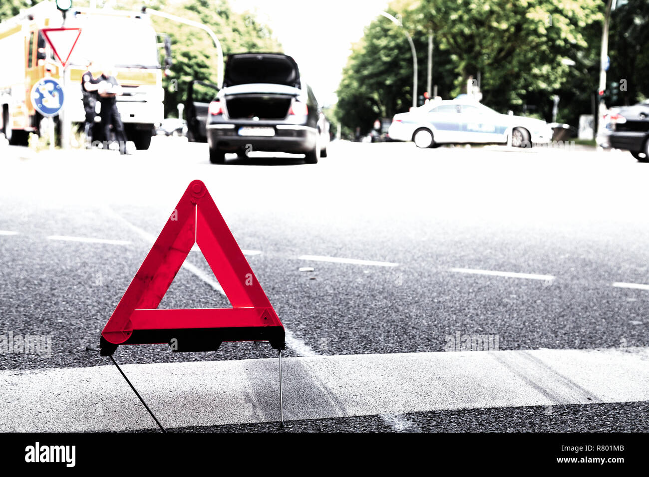 Il triangolo di avvertenza alla scena di un incidente Foto Stock