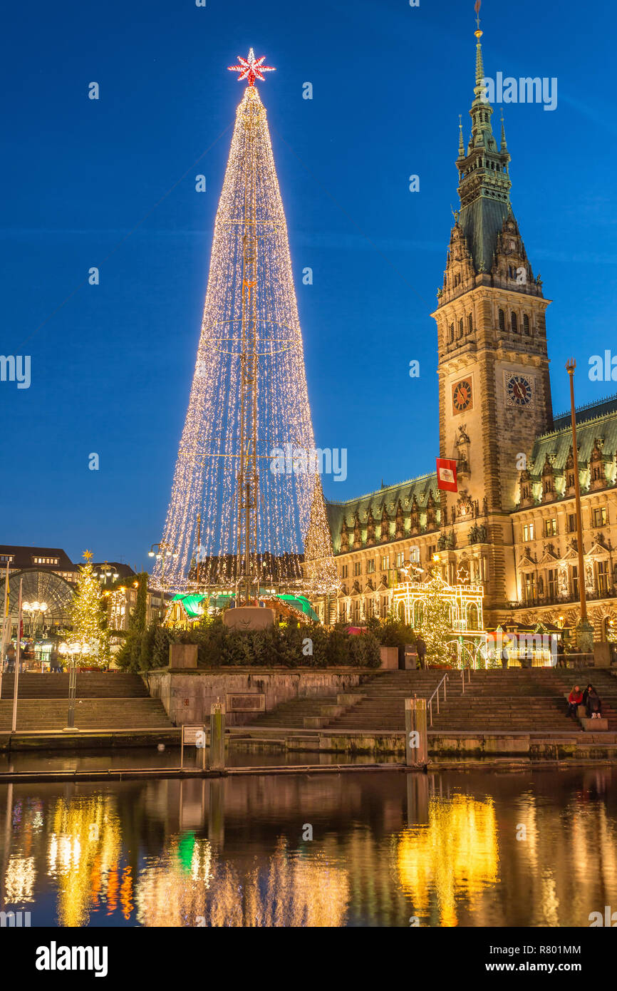 Illuminato albero di natale nella città di Amburgo Foto Stock