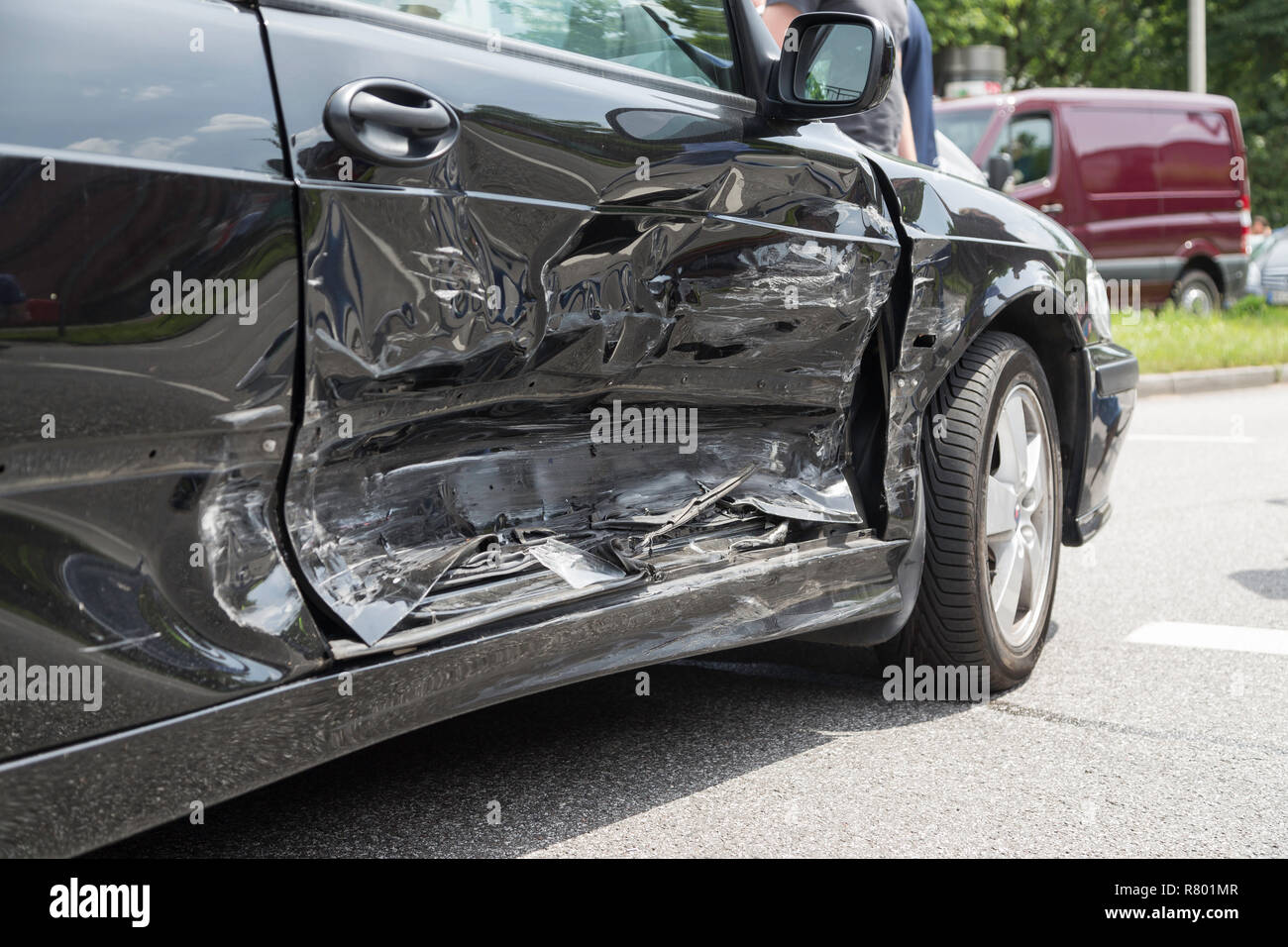 Danneggiato porta passeggero di auto nera Foto Stock