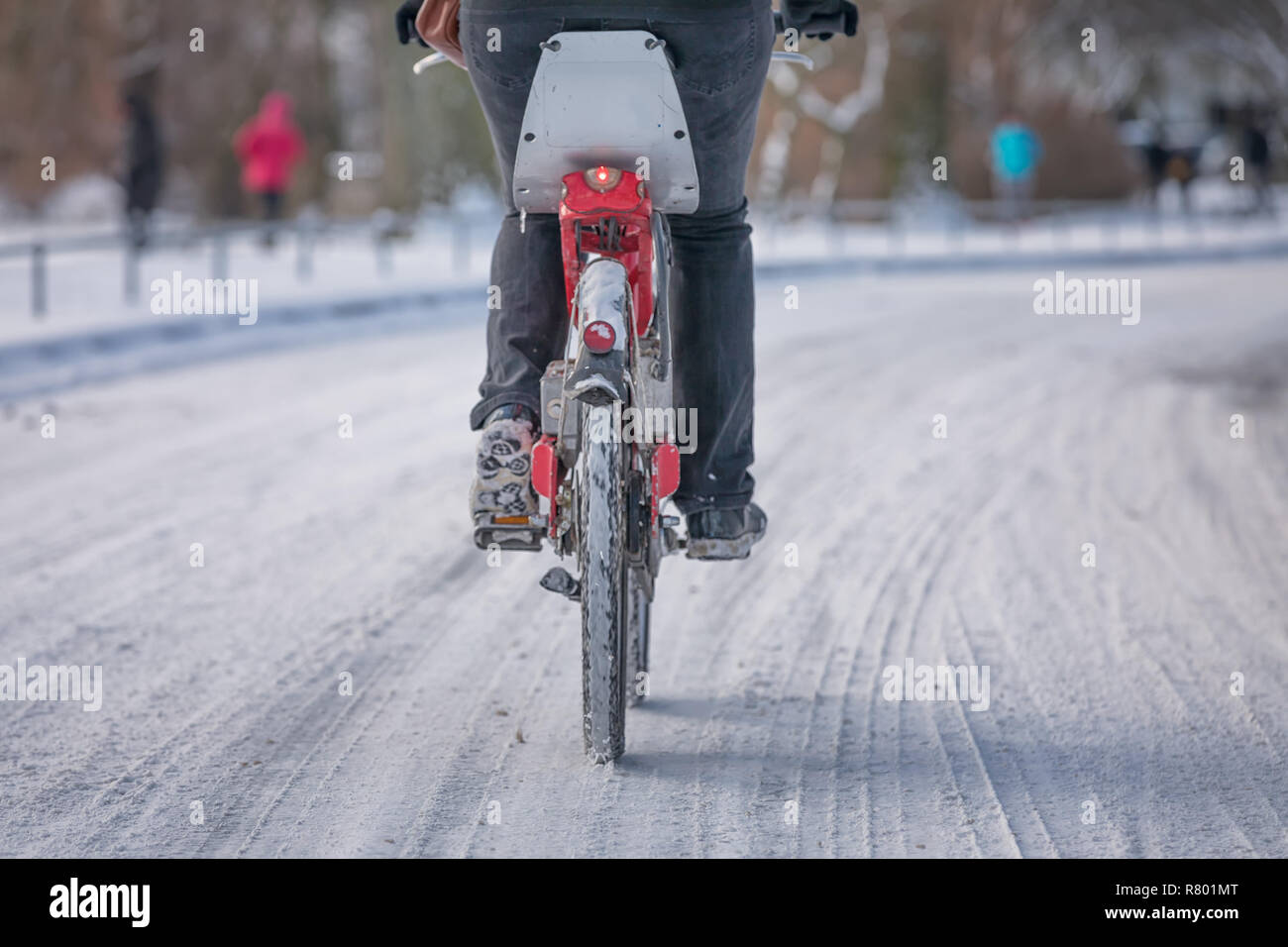 Ciclista sulla coperta di neve street Foto Stock