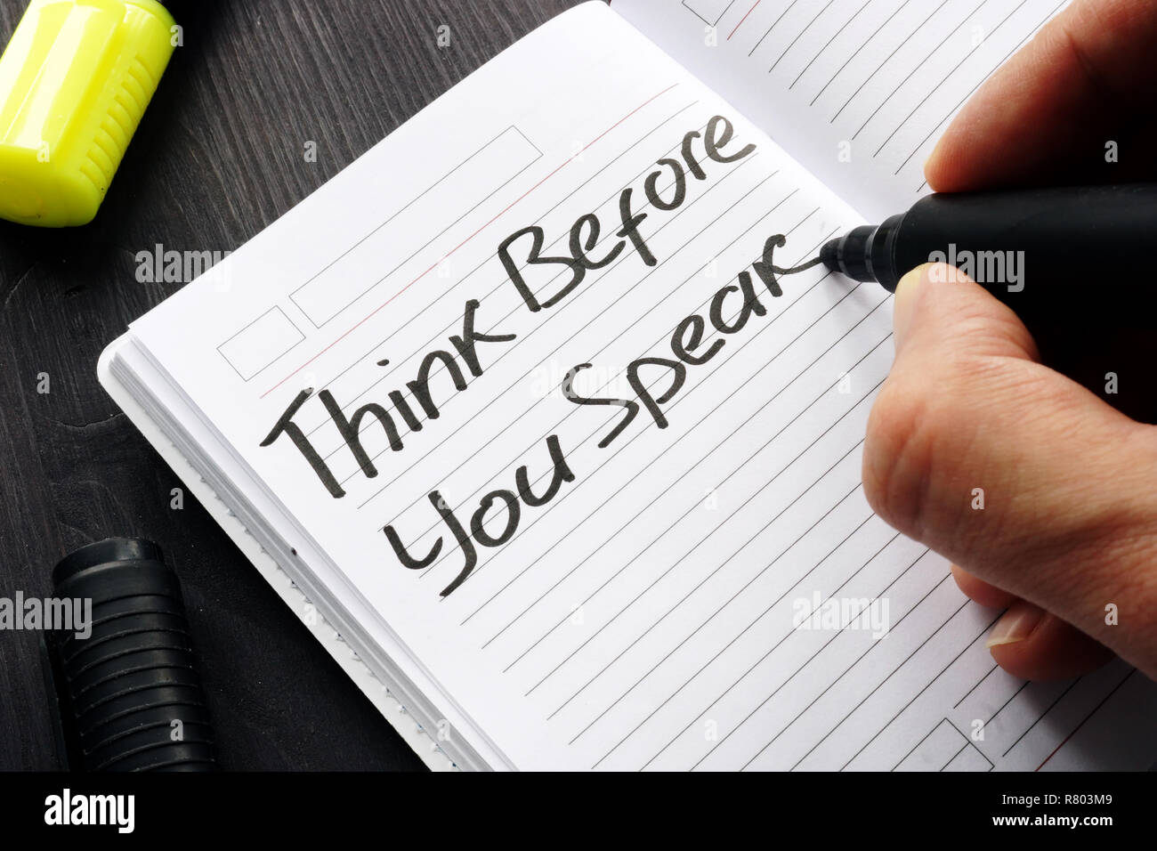 Pensate prima di parlare manoscritta su una nota. Foto Stock