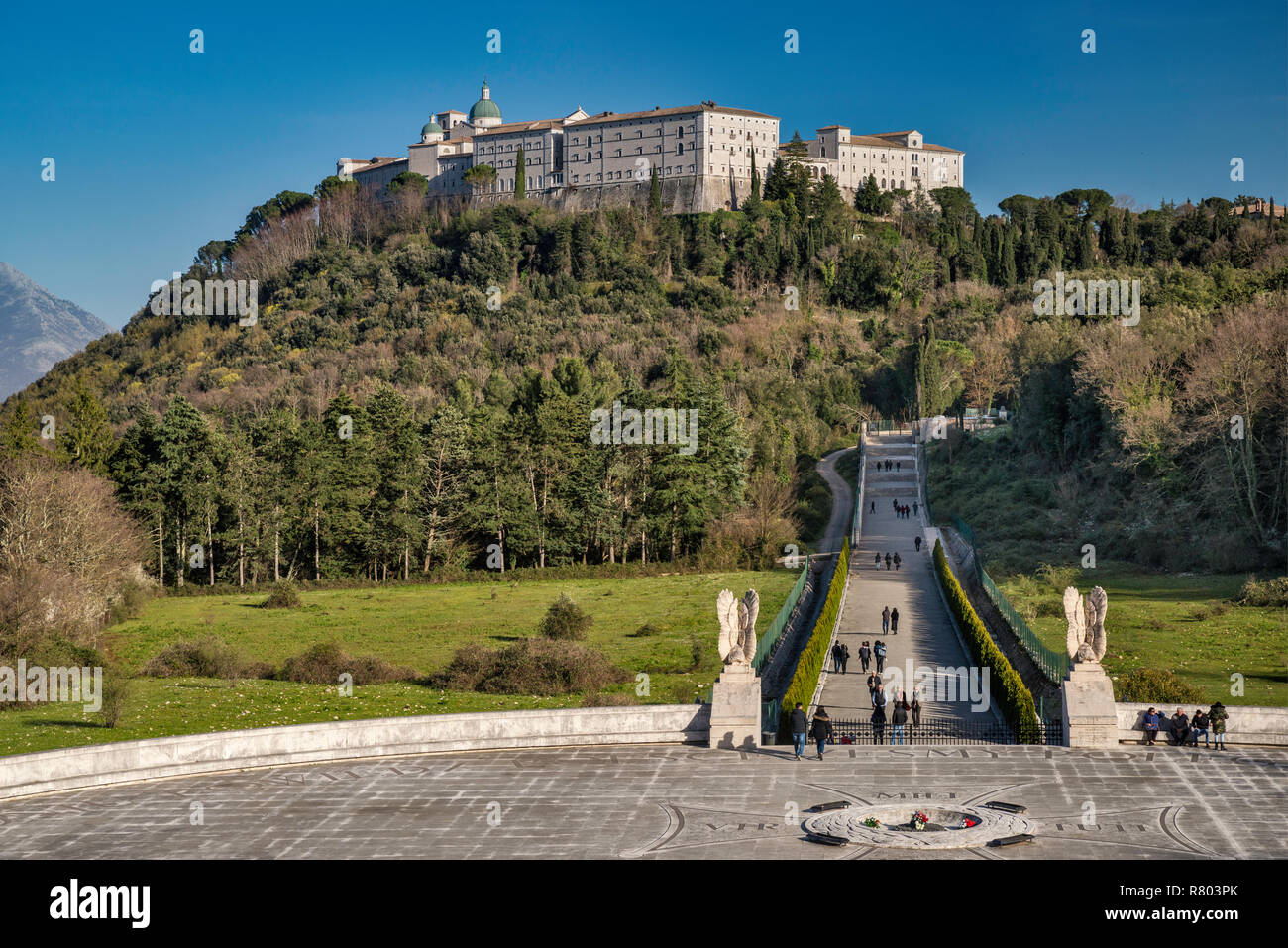 Abbazia di Montecassino, vista dal polacco il Cimitero di Guerra, Lazio, Italia Foto Stock