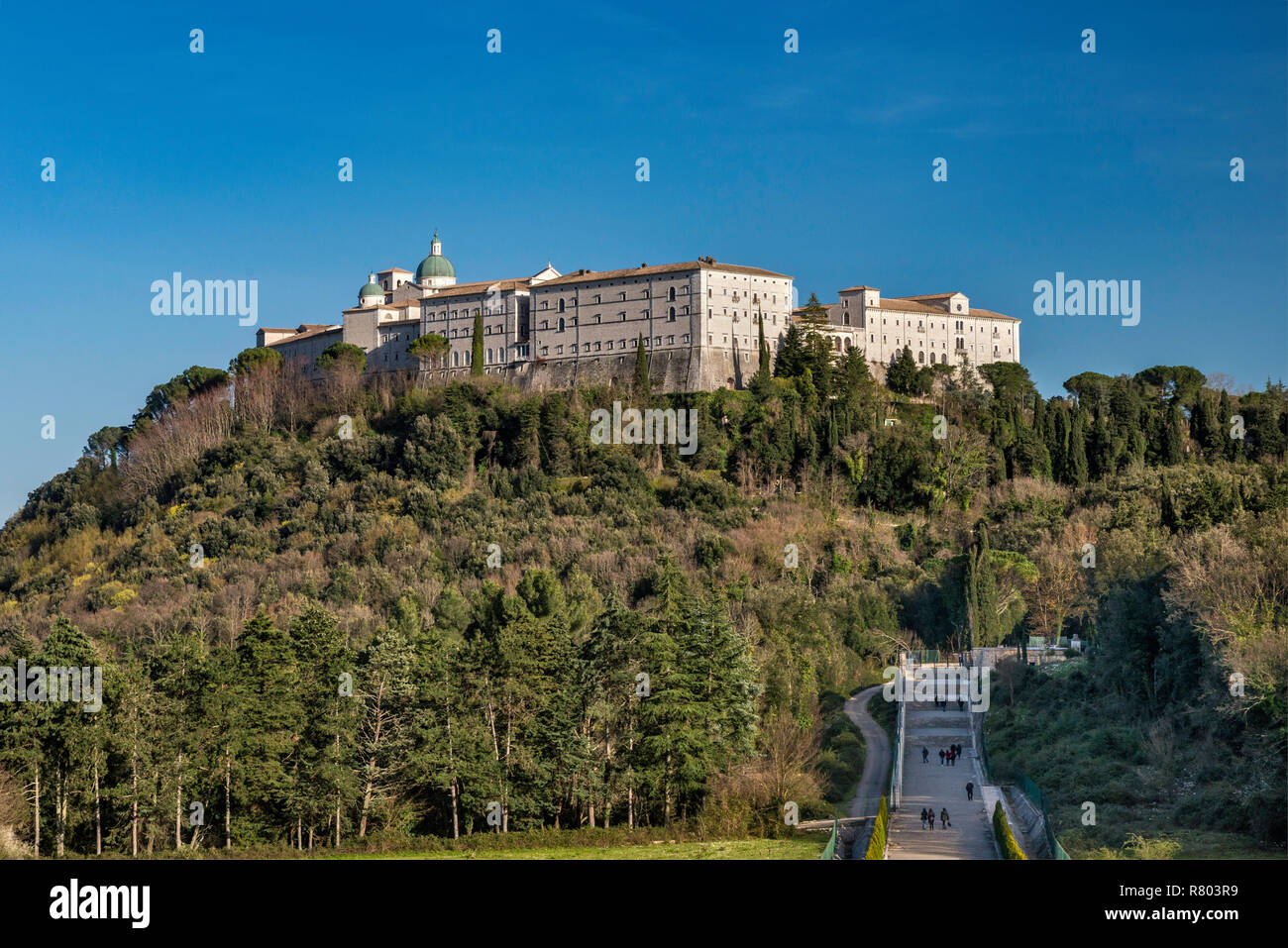 Abbazia di Montecassino, vista dal polacco il Cimitero di Guerra, Lazio, Italia Foto Stock