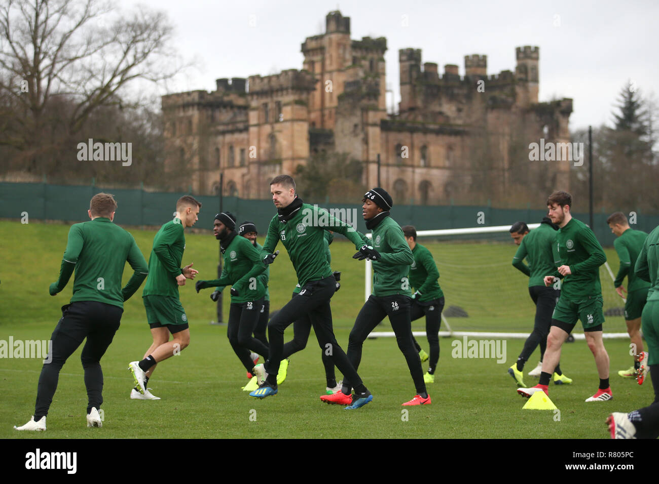 Il Celtic Mikael Lustig (centro) durante la sessione di formazione a Manchester e Glasgow. Foto Stock