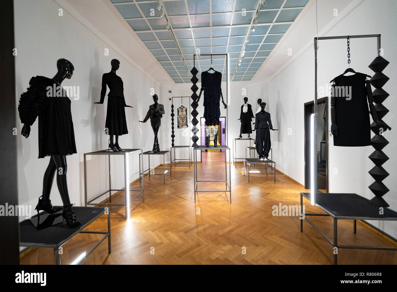 Mostra Femmes Fatales, donne forti in moda , al Gemeentemuseum in The Hague, Den Haag, Paesi Bassi Foto Stock