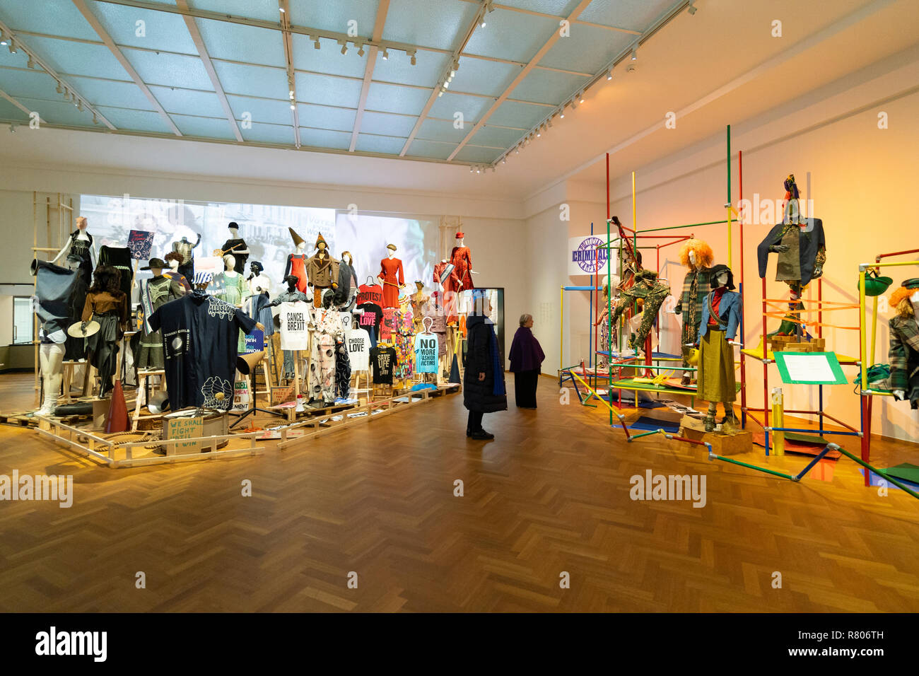 Mostra Femmes Fatales, donne forti in moda , al Gemeentemuseum in The Hague, Den Haag, Paesi Bassi Foto Stock