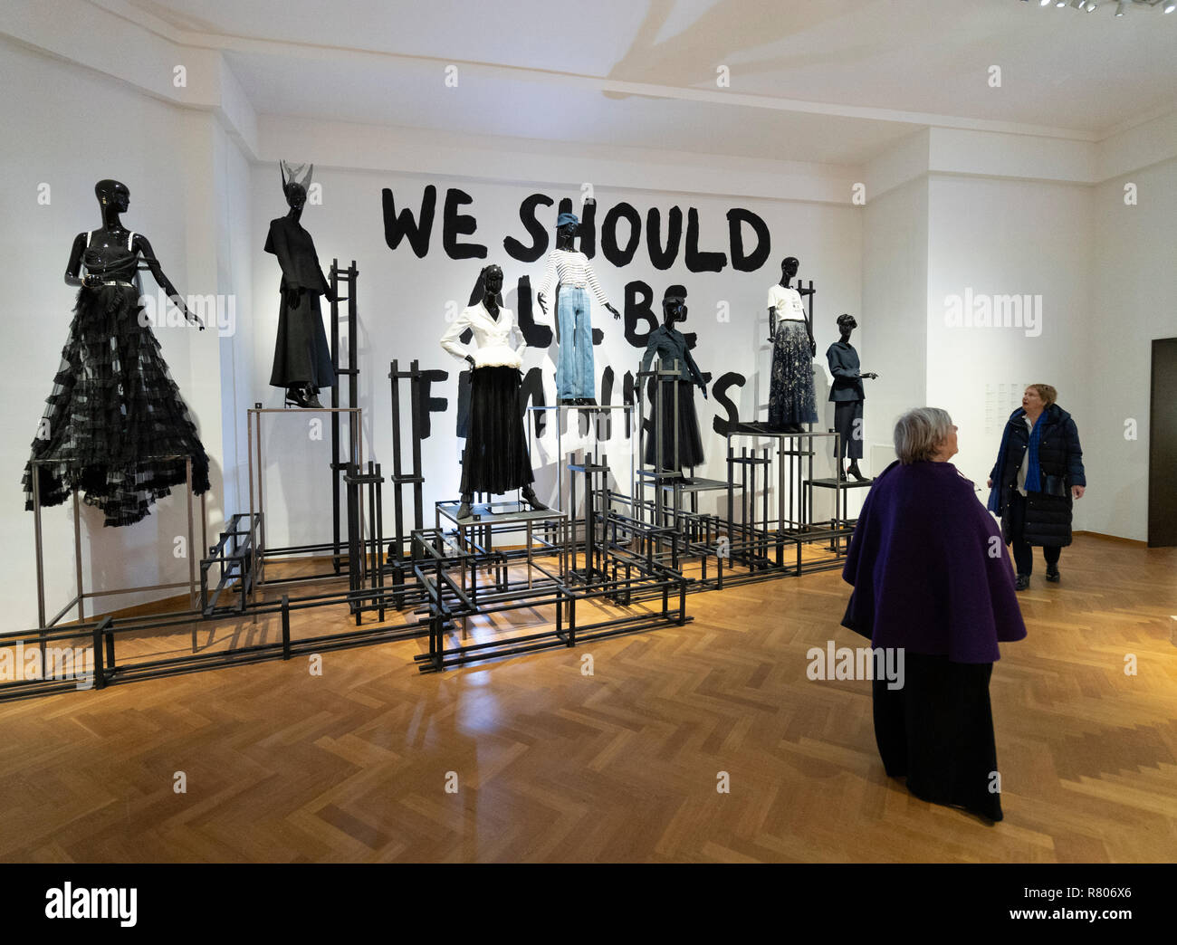Mostra Femmes Fatales, donne forti in moda , al Gemeentemuseum in The Hague, Den Haag, Paesi Bassi Foto Stock