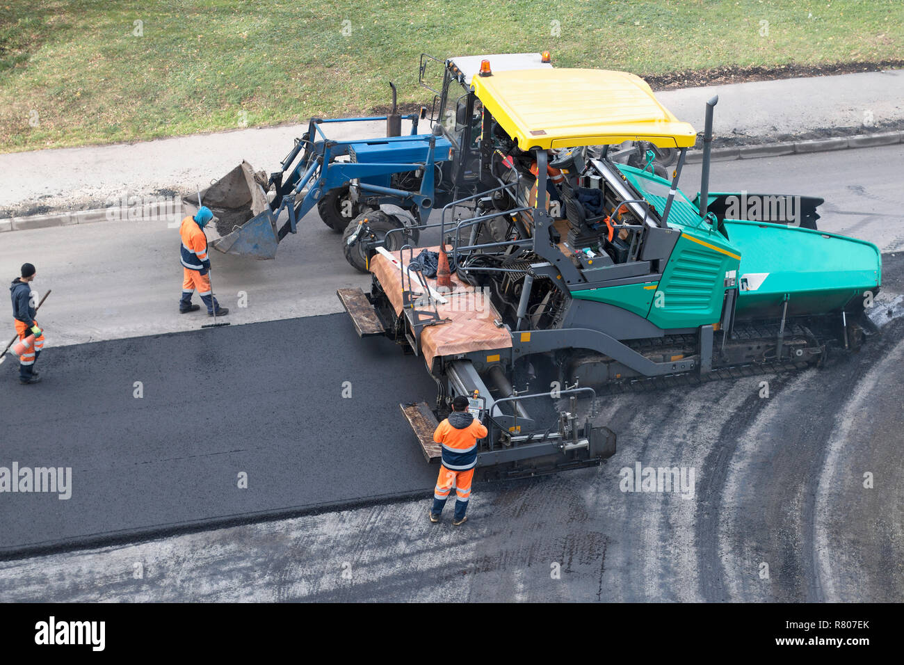 Asfalto lastricatore macchina, del trattore su strada sito di riparazione. Strada al processo di rinnovo, il lavoro di costruzione. Elevato angolo di visione Foto Stock