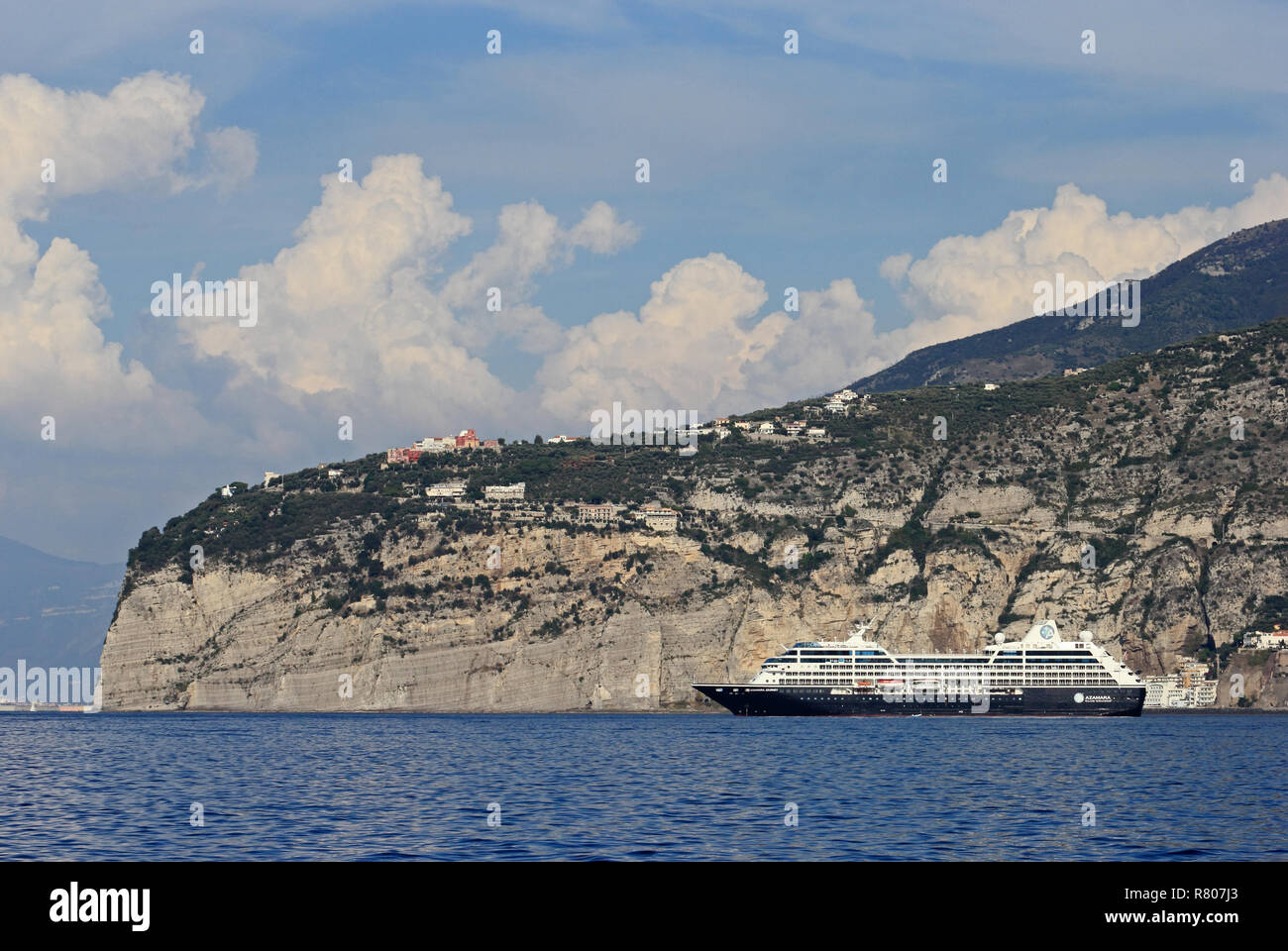 Viaggio Azamara nave da crociera ormeggiata nel Golfo di Napoli Foto Stock