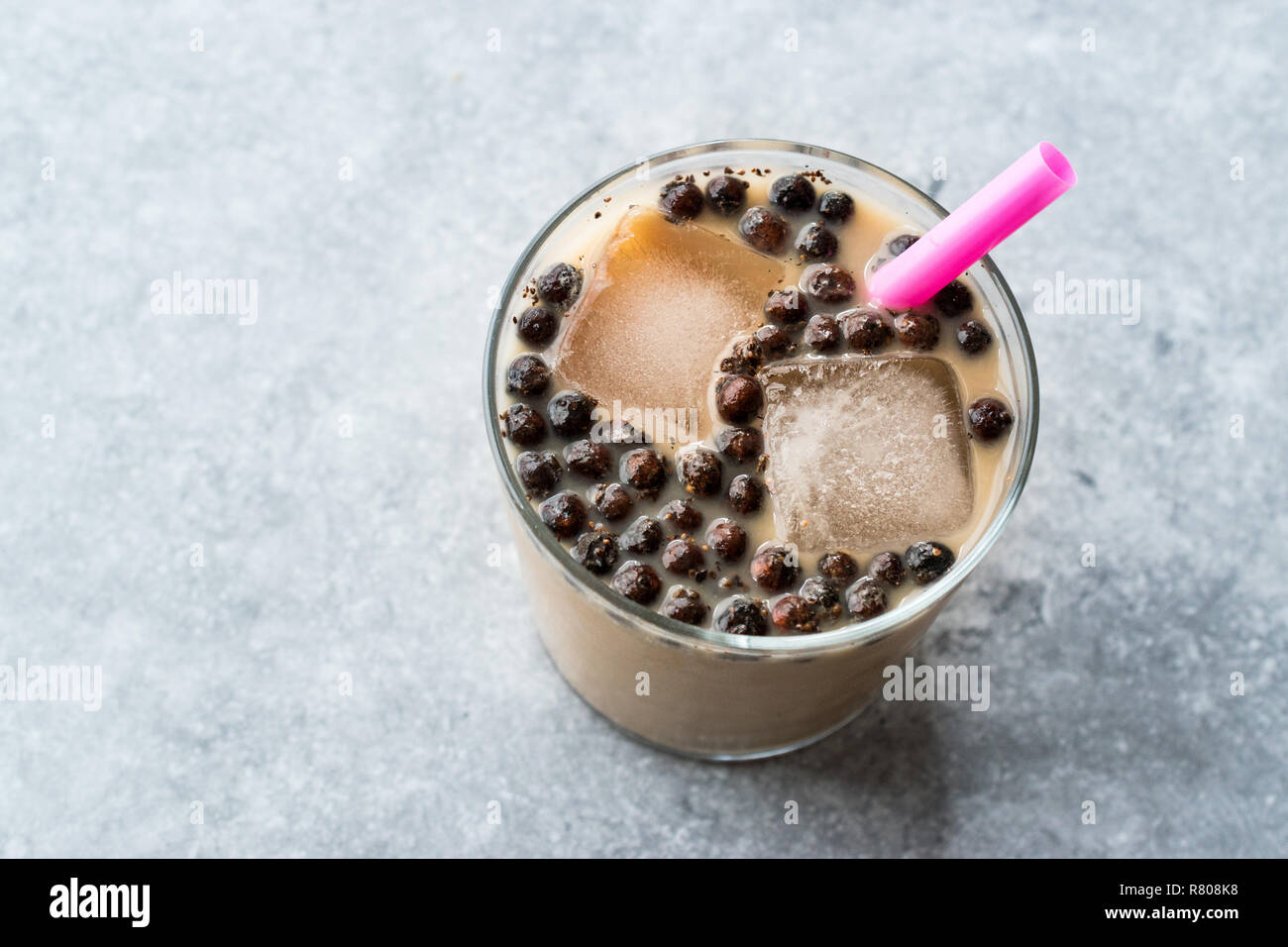 Latte in casa del tè di bolla con perle di tapioca. Tradizionale bevanda organica. Foto Stock