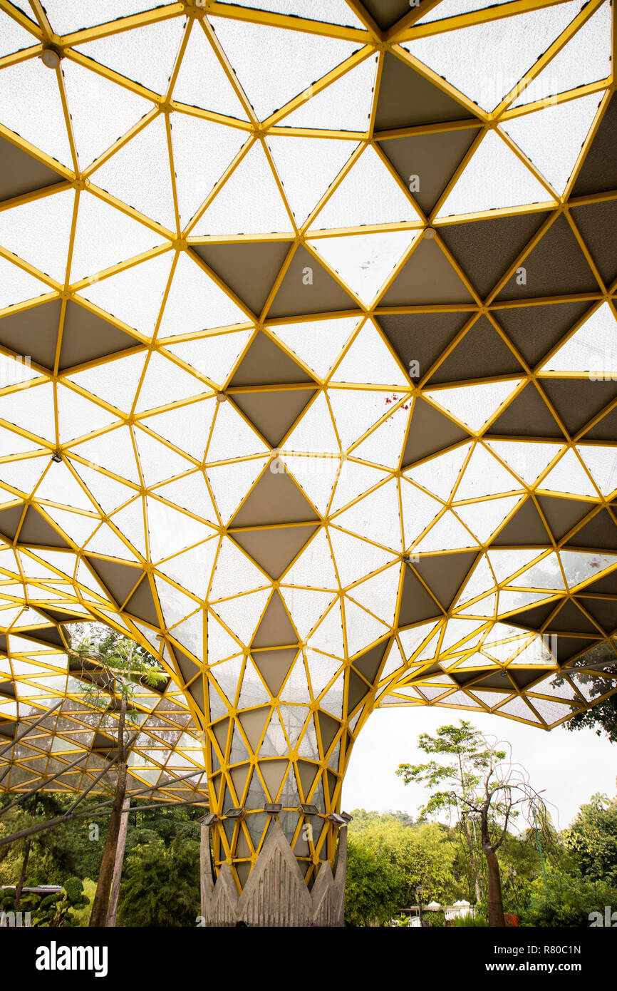 Unica configurazione geometrica della tettoia presso il padiglione in Perdana Giardino Botanico, Kuala Lumpur. Foto Stock