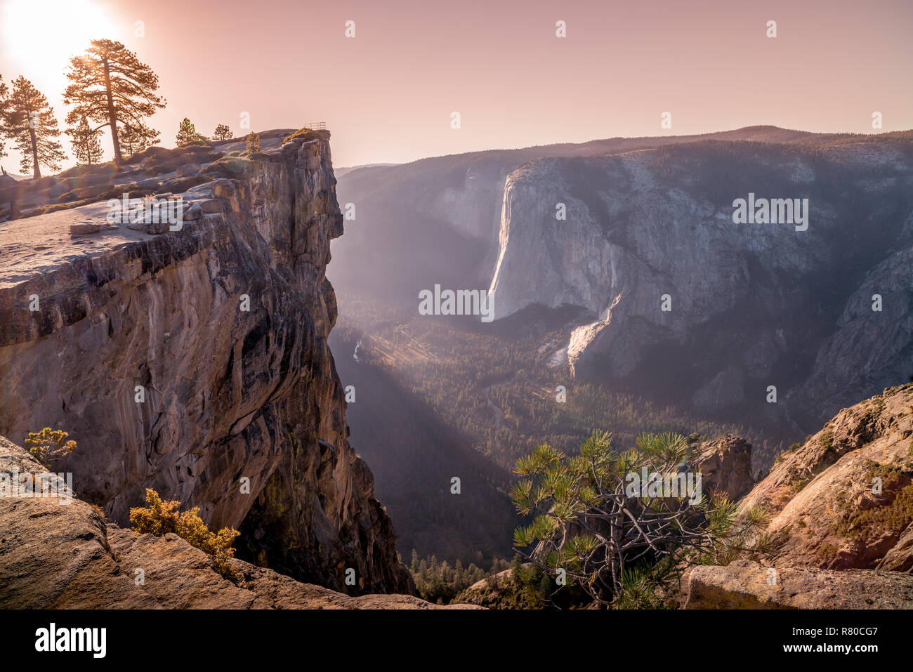 Parco Nazionale di Yosemite, inclusi mezza cupola, Yosemite Falls, e El Capitan oltre il Fiume Merced nella Yosemite Valley Foto Stock
