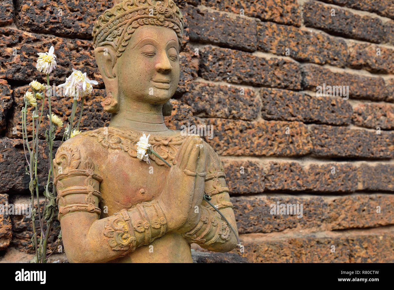 Angelo statua mettere i palmi delle mani insieme in salute, arte della scultura, della Thailandia Foto Stock