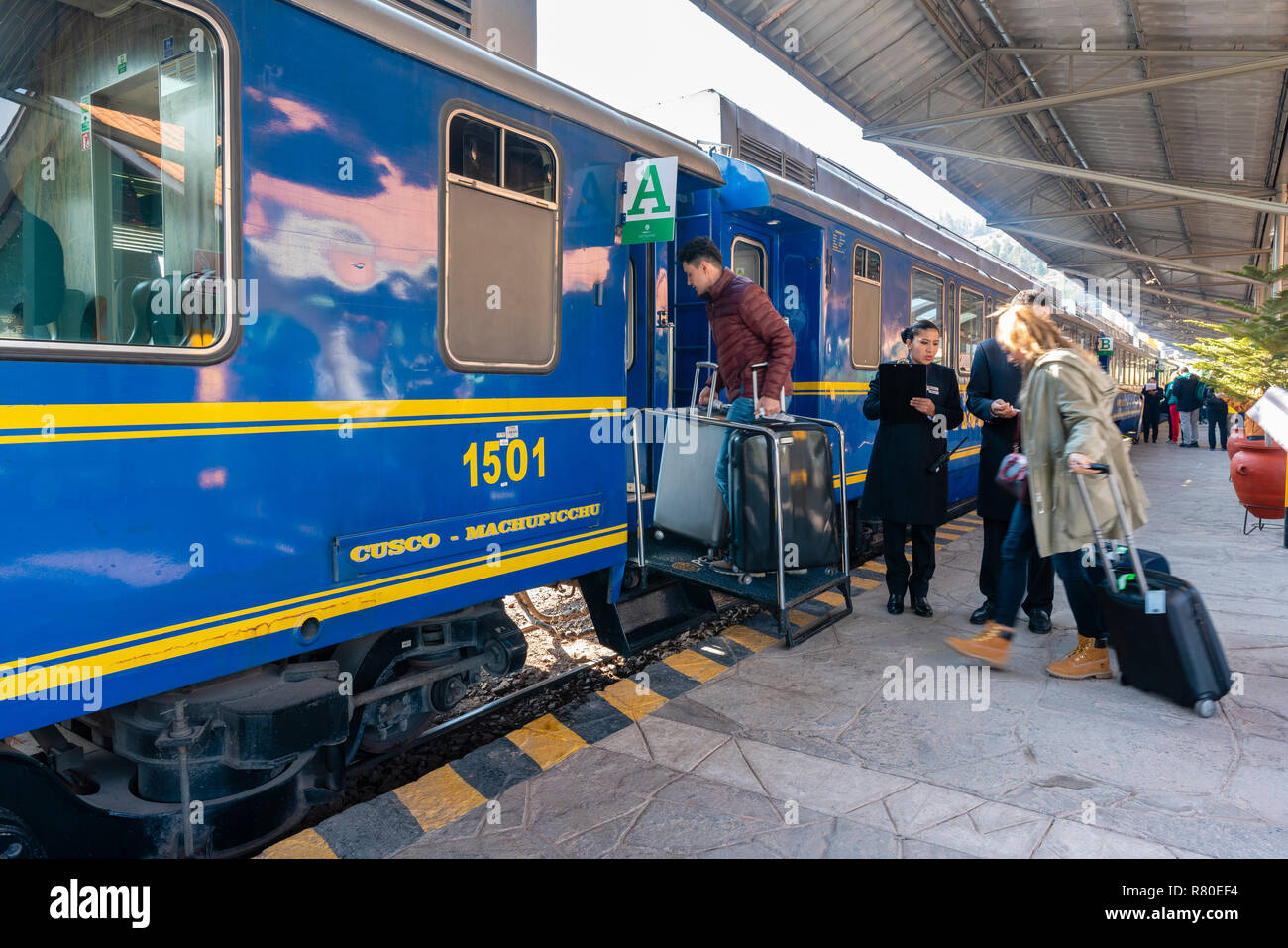 I turisti di salire a bordo di un treno per Machu Picchu Foto Stock