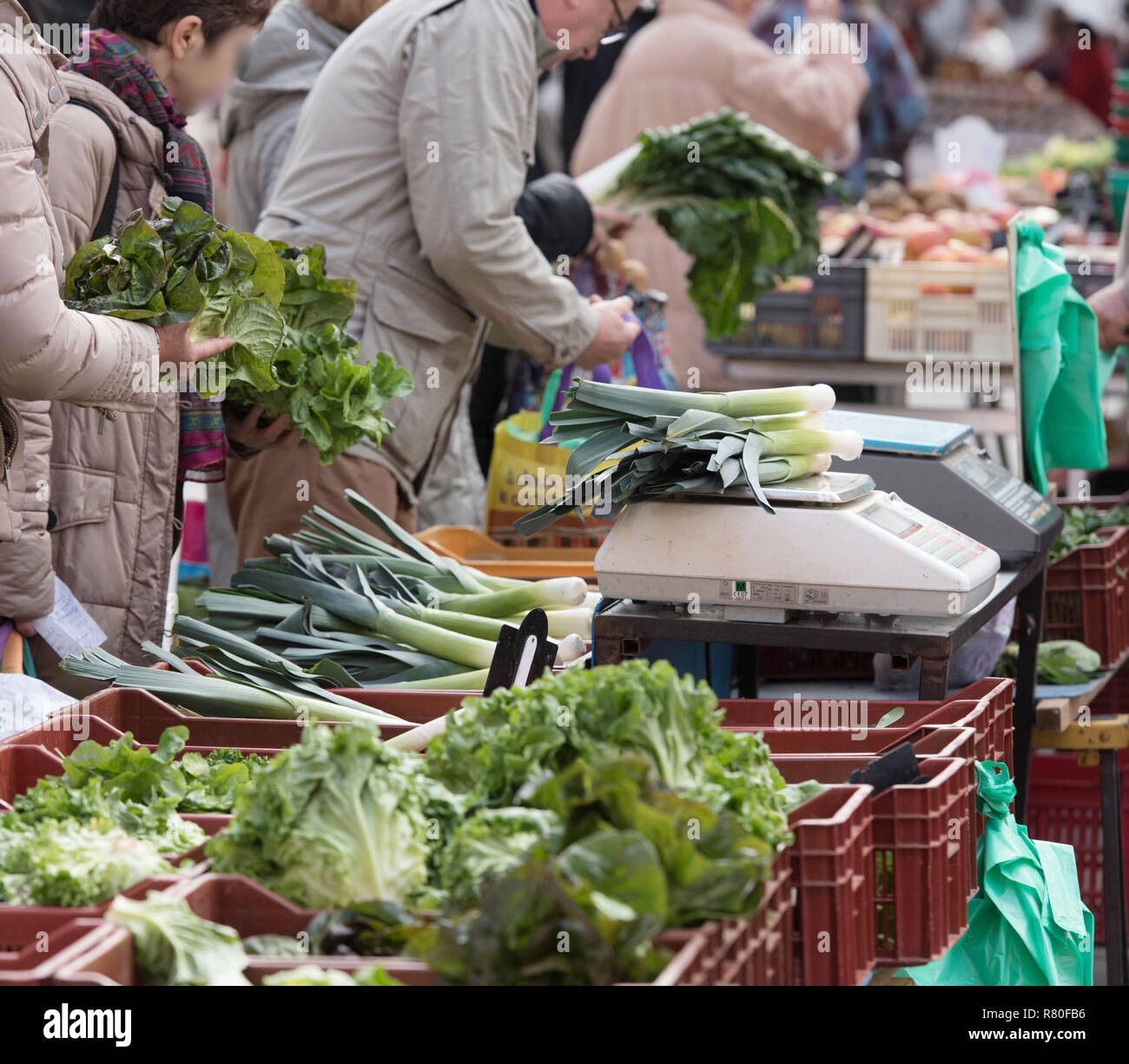Privas (sud-est della Francia): mercato del sabato mattina. Stallo di verdure locali. Foto Stock