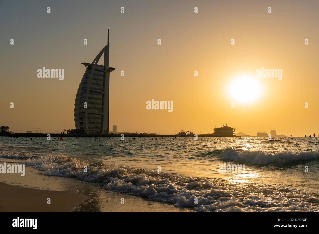 Vista del Burj Al Arab al tramonto Foto Stock