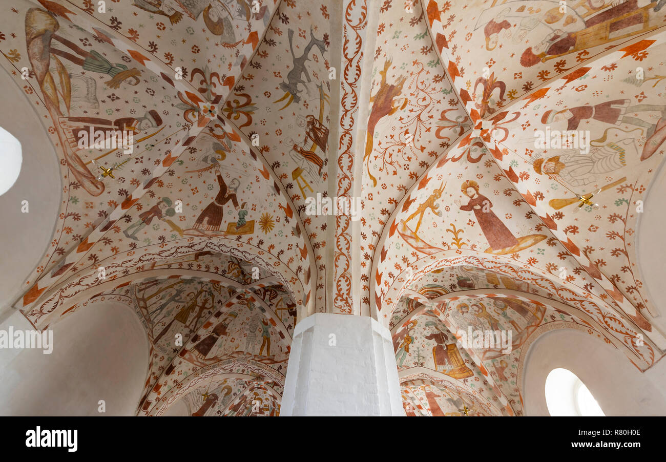 Mon, Danimarca - 17 Settembre 2018: Interno della chiesa Fanefjord con colorati soffitti con affreschi. Foto Stock